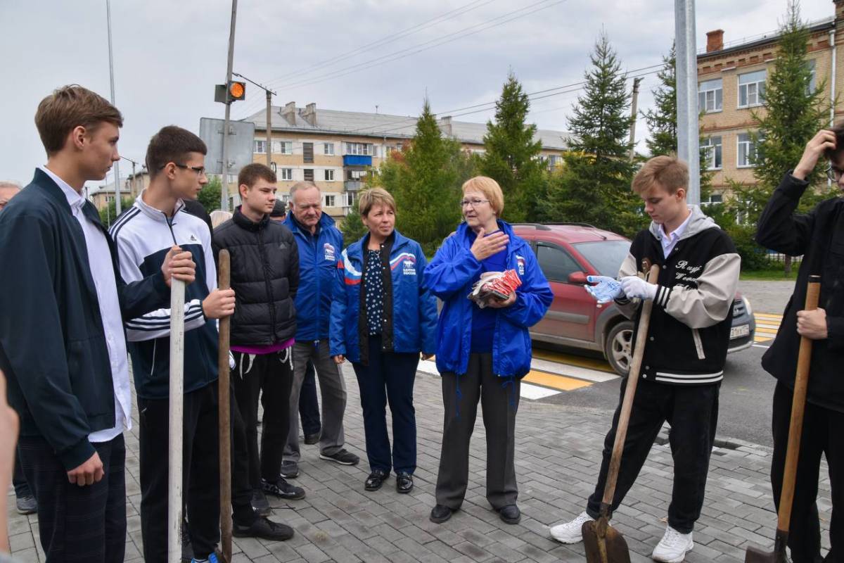 Школьники приняли участие в озеленении улицы Павлова Школьники приняли участие в озеленении улицы Павлова