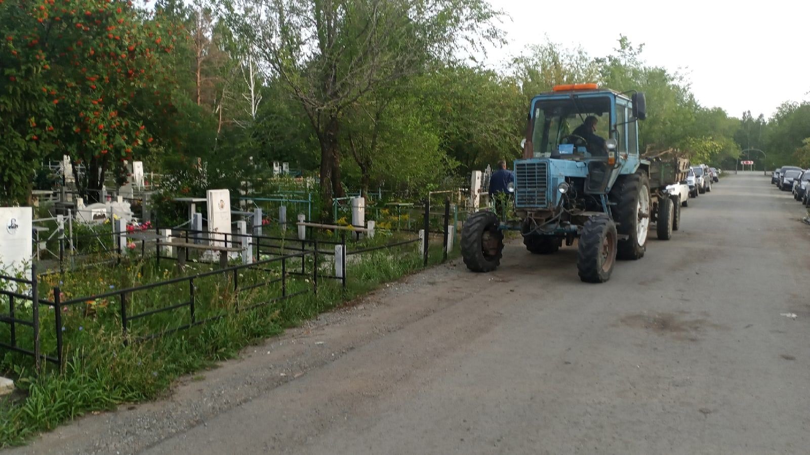 Волонтерский центр Южноуральска провел субботник на территории кладбища Волонтерский центр Южноуральска провел субботник на территории кладбища