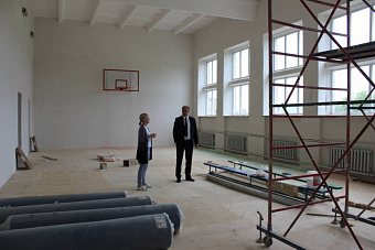 В Увельском районе обновляют спортивный зал в рождественской школе