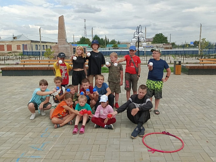 В Увельском районе завершаются работы по благоустройству сквера в центре села Рождественка