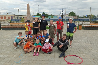 В Увельском районе завершаются работы по благоустройству сквера в центре села Рождественка