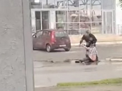 В Южноуральске посреди дня мужчина напал с ножом на прохожего