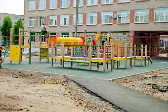 В Южноуральске обустроили территорию 4 школы