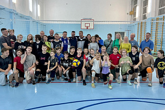 День отца в Южноуральске отметили игрой в волейбол