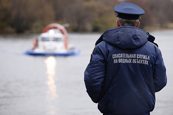 Замерзшее тело пожилого мужчины пришлось доставать спасателям в Троицком районе