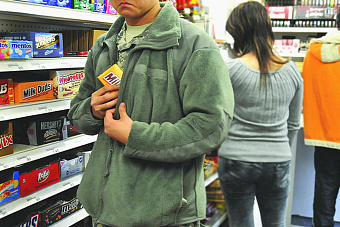 В Южноуральске разыскивают подозреваемых в краже