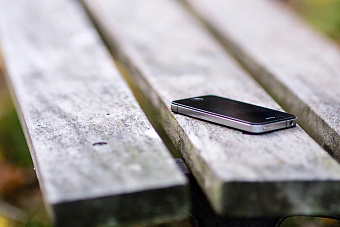 Подросток украл телефон на лавочке в парке