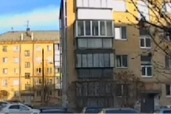 В Южноуральске ребенок выпал из окна третьего этажа