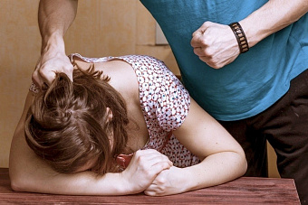 В Увельском районе избили двух женщин