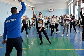 В Южноуральске чемпион провел зарядку для школьников