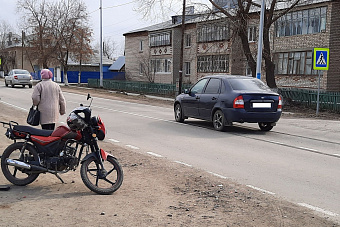 В поселке Увельском водитель сбил мужчину на мопеде