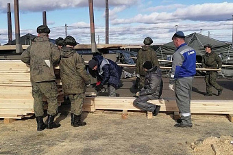 Предприятия Южноуральска помогают строить палаточный лагерь для мобилизованных