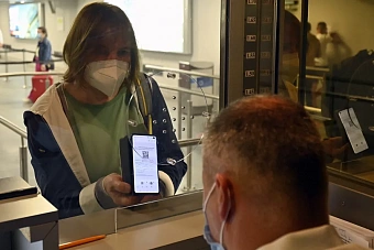 Власти не исключают введения QR-кодов при посещении общественных мест