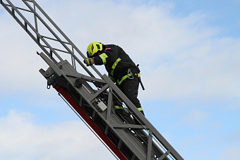 Спасатели эвакуировали пожилую женщину с балкона четвертого этажа
