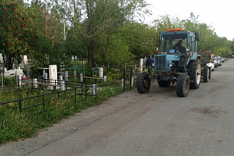 Волонтерский центр Южноуральска провел субботник на территории кладбища